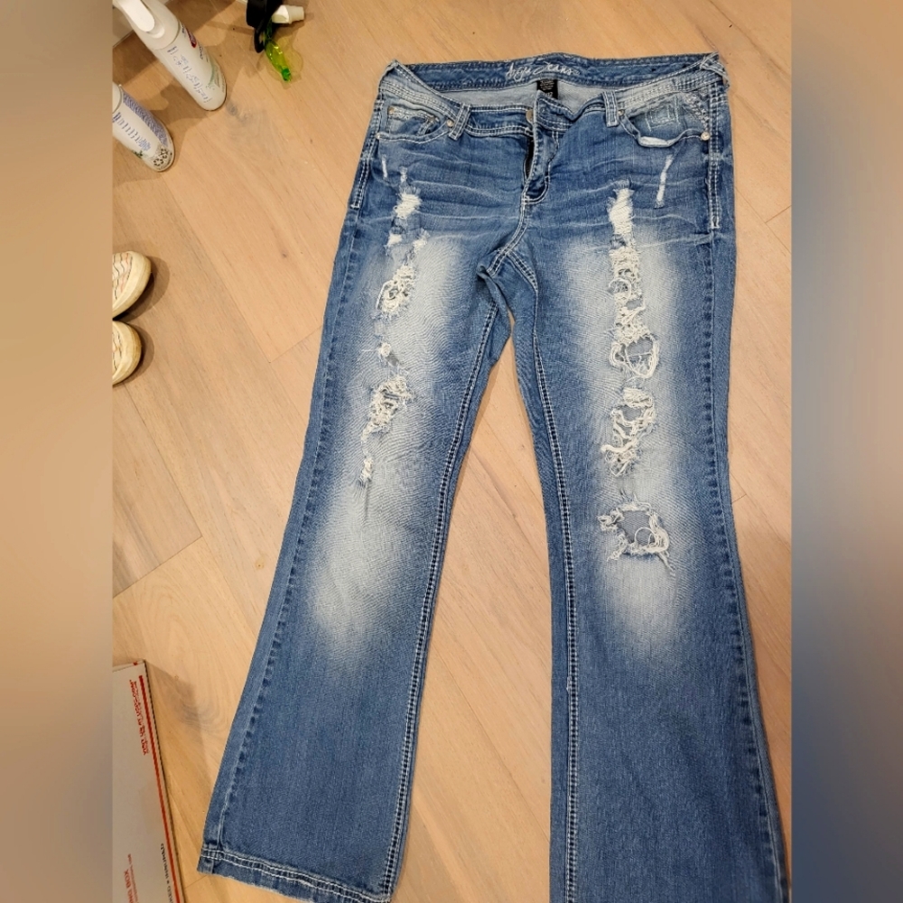 Women's jeans size 11-12 has sequence on the front pocket & back pocket Ariya